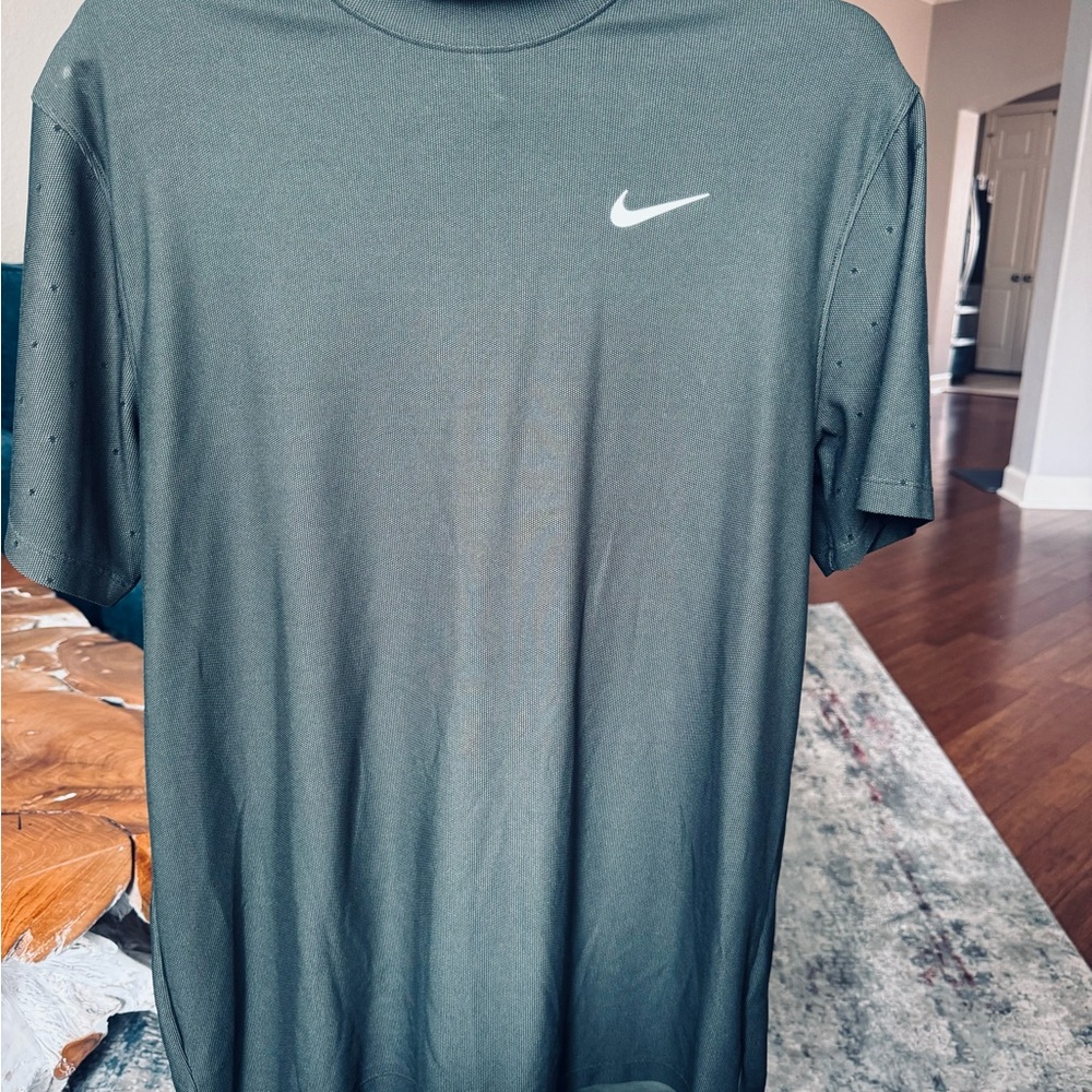 Nike Men's Green Short Sleeve Tee